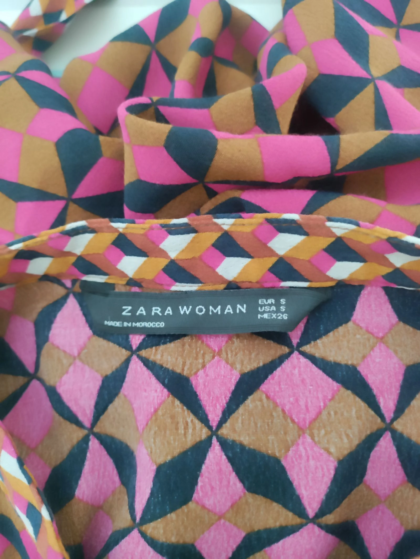 Vestido camiseo Zara Woman estampado geométrico multicolor (Talla S) – photo 8